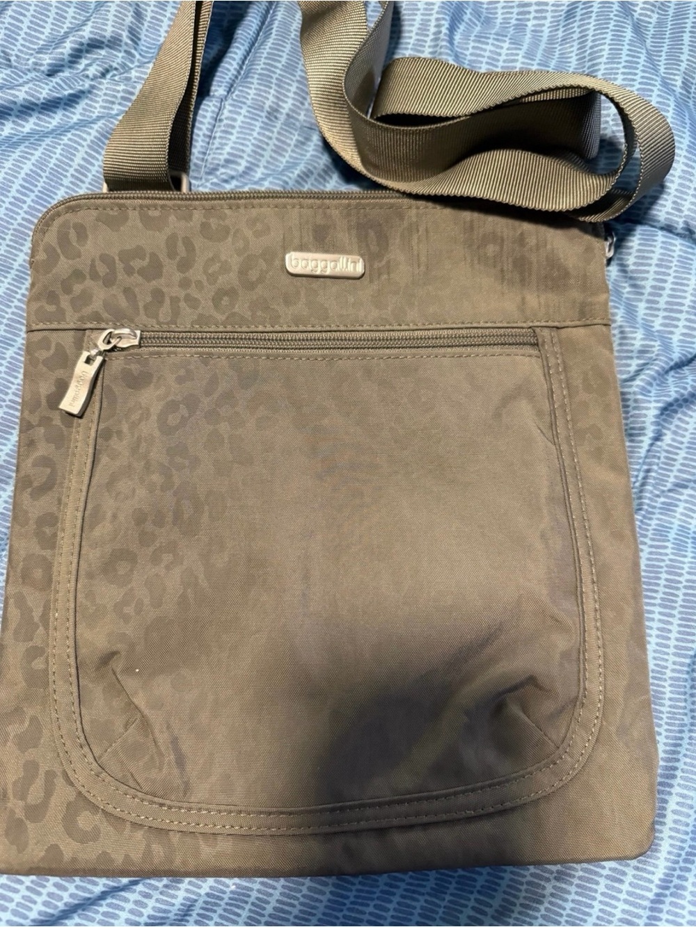 Baggallini grey leopard print crossbody purse adjustable strap bag purse